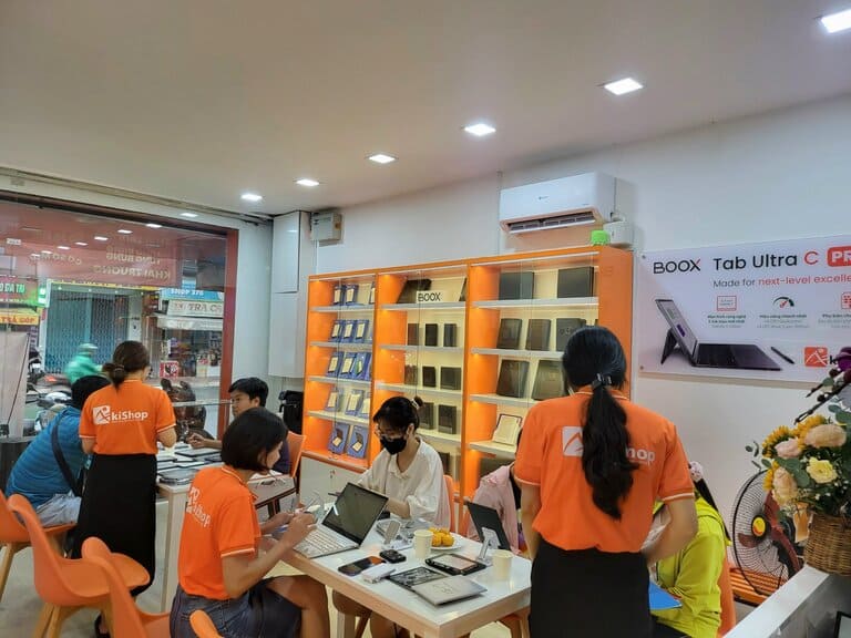 Trải nghiệm sản phẩm máy đọc sách tại Akishop