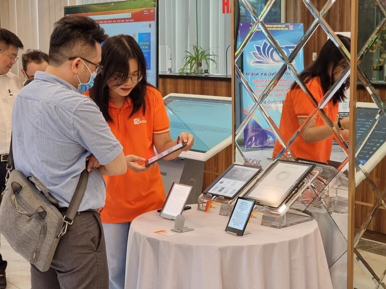 Trải nghiệm tri thức qua màn hình E-Ink