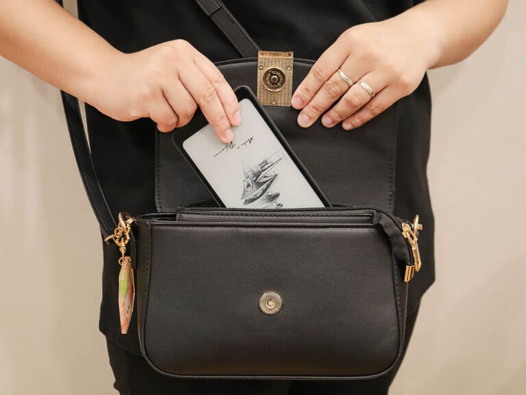 Để máy đọc sách trong túi chưa chắc giúp bạn bảo vệ nó trước mưa ngập