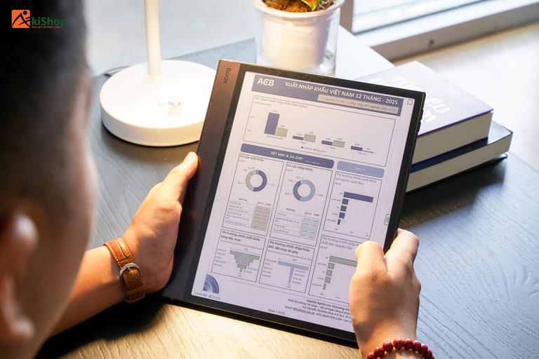 BOOX Note Air6 C hiển thị báo cáo PDF có nhiều biểu đồ trên màn hình 10,3 inch.