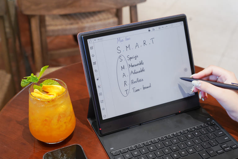 BOOX Note Air6 C đi kèm bút Pen3, phù hợp ghi chú ý tưởng ngay trên tài liệu khi học tập và làm việc.