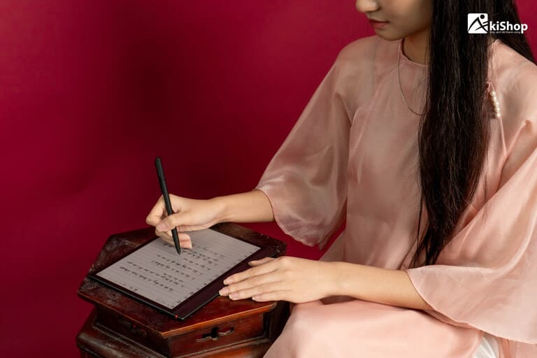 Màn hình E-Ink giúp cho đôi mắt không còn đau mỏi mỗi khi đọc lâu nữa.