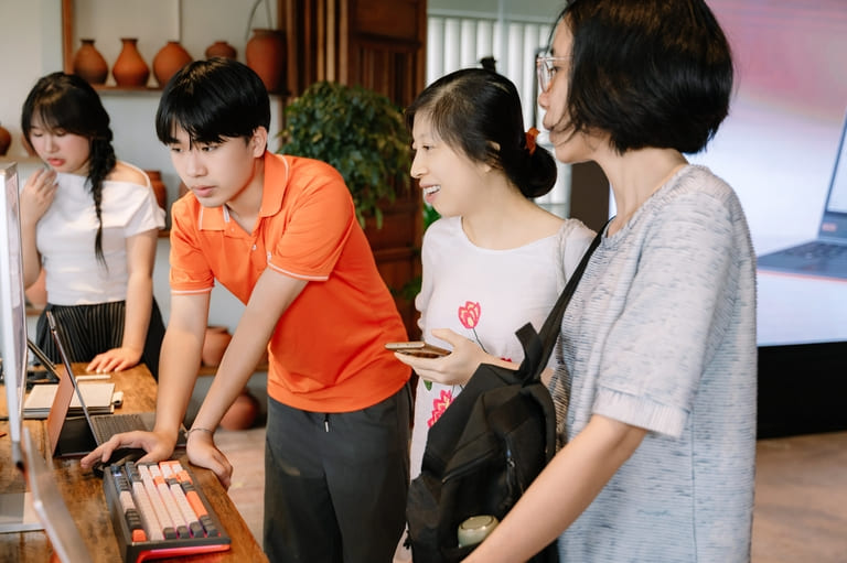 Akishop với đội ngũ nhân sự tư vấn hỗ trợ nhiệt tình