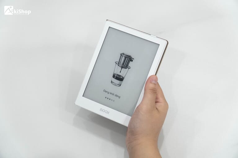 Ấn giữ nút nguồn để khởi động máy 