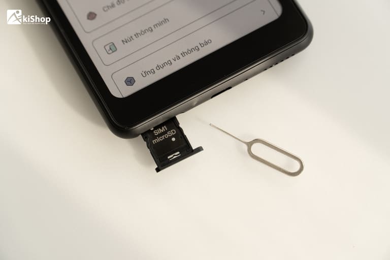 Hỗ trợ khe cắm tích hợp sim và SD 