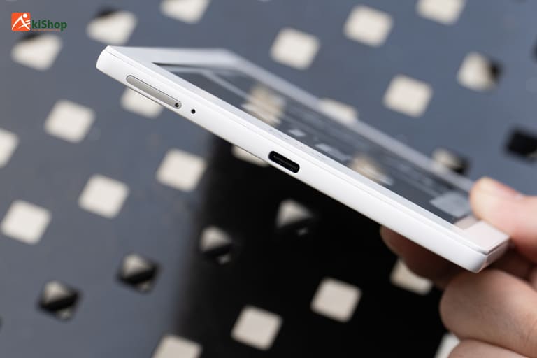 Người dùng có thể tải sách trực tiếp qua wifi hoặc chuyển file sách trực tiếp qua cáp USB-C