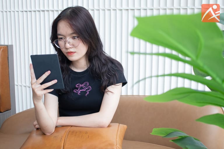 Người trẻ đọc sách điện tử