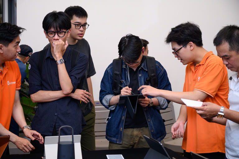 Akishop với đội ngũ chuyên viên tư vấn sẽ luôn giúp bạn tìm được sản phẩm phù hợp với nhu cầu