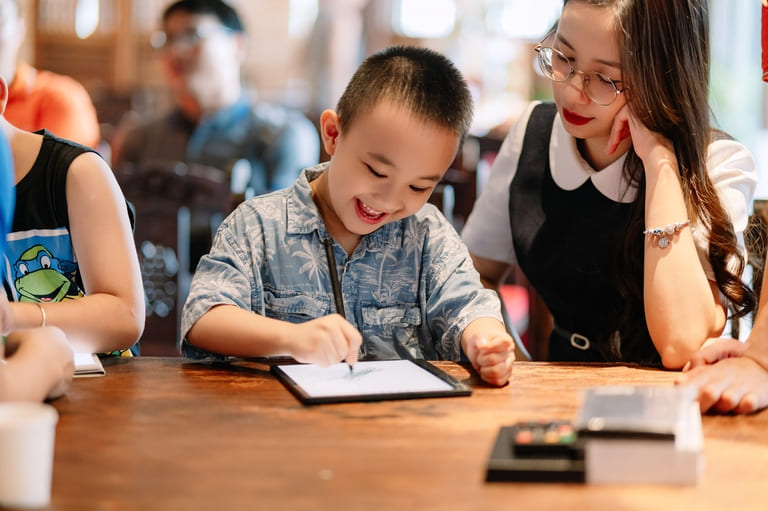 Sử dụng máy đọc sách đem lại nhiều lợi ích với trẻ em