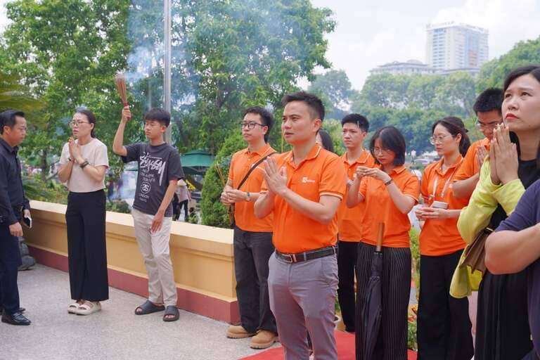 Tập thể Akishop dâng hương tưởng niệm nhân Ngày Thương binh - Liệt sĩ 27/7