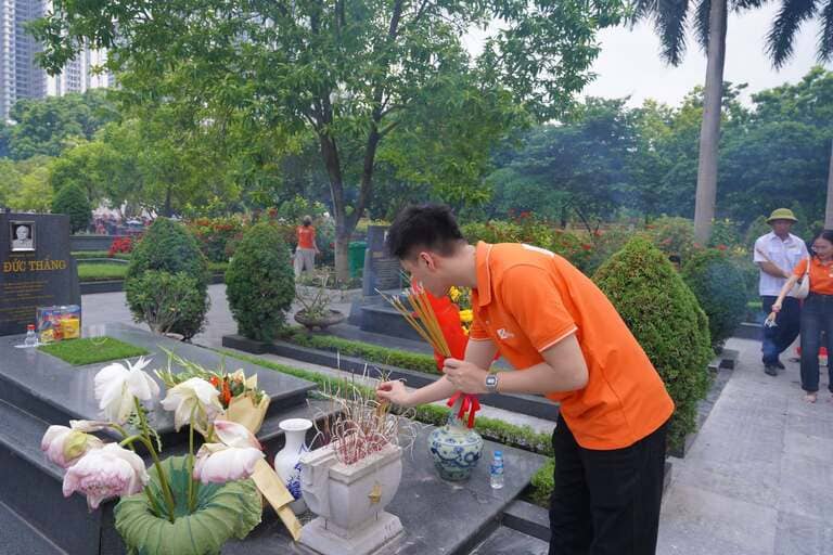 "Nghiêng mình kính cẩn tri ân!"