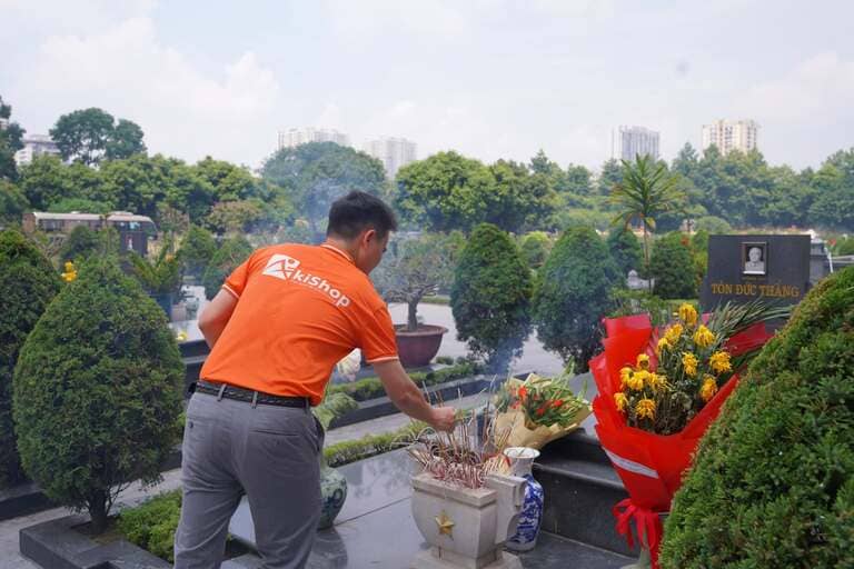 Đại diện Akishop thắp những nén hương tại Nghĩa trang Liệt sĩ Mai Dịch, Hà Nội